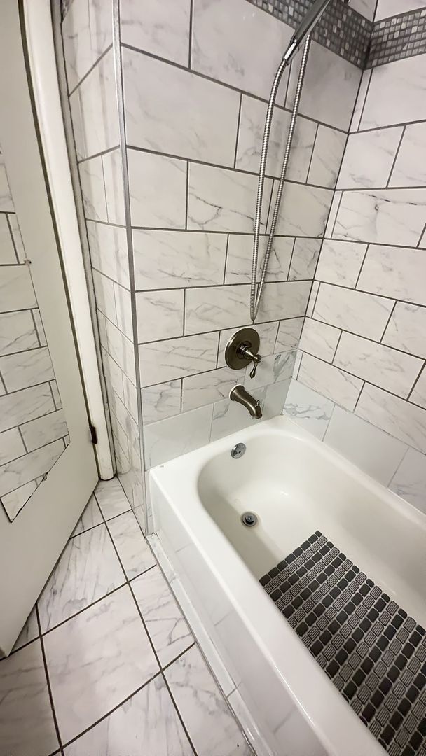 Building Photo - Large 4 Bedroom Orchards Home with private...