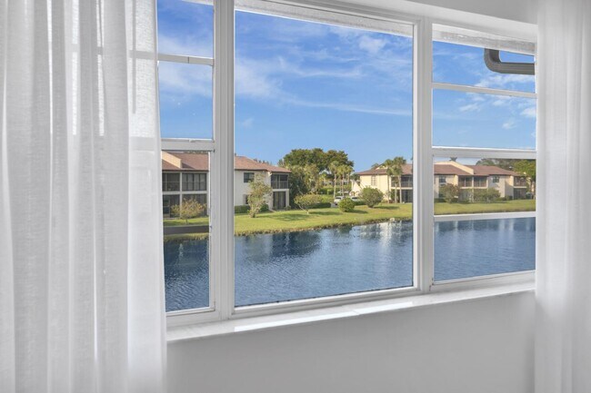 Building Photo - 8045 Eastlake Dr