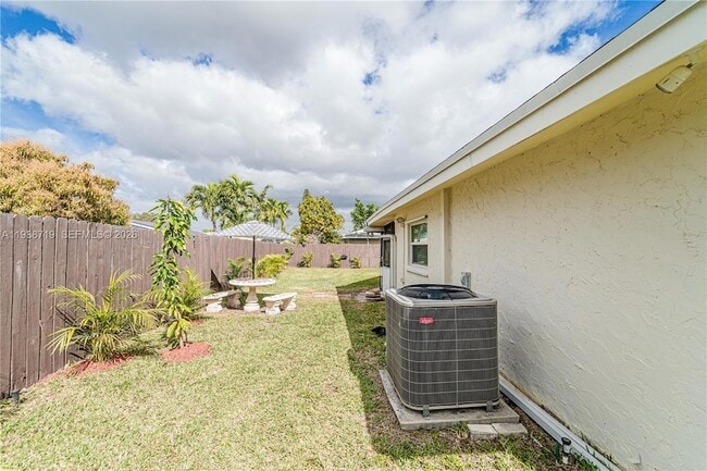 Building Photo - 8107 NW 74th Ave