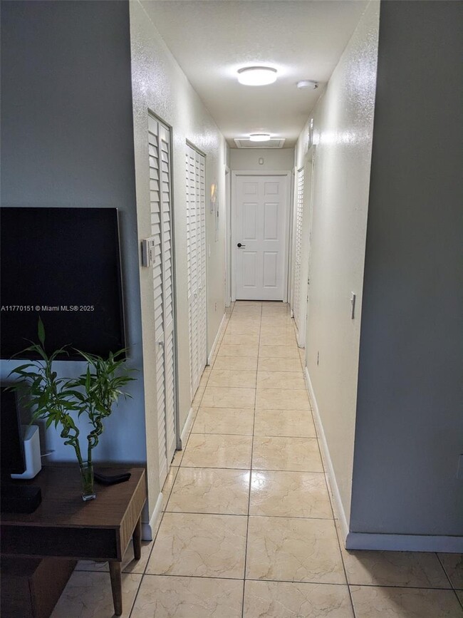 Building Photo - 3 bedroom in Miami FL 33150
