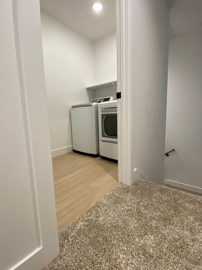 Building Photo - Townhome Driggs! 3 bedroom / 2.5 bath with...