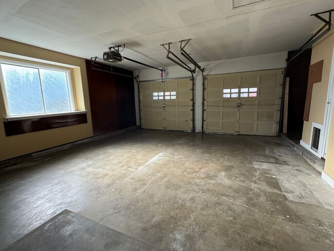 Building Photo - Spacious 3 Bed/3 Bath Midtown Home with Oversized Garage, Large Deck, and Storage Shed