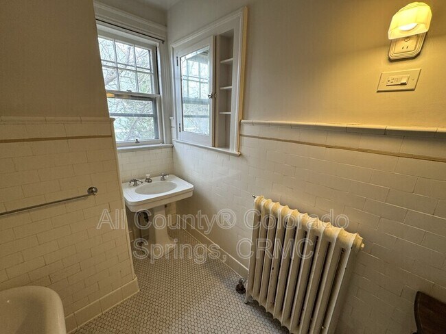 Building Photo - 1238 Wood Ave