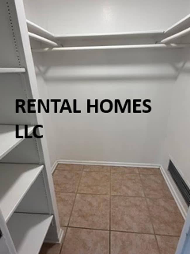 Building Photo - Total Privacy Home, Huge Detached Garage & No HOA in Beautiful Lake Mary