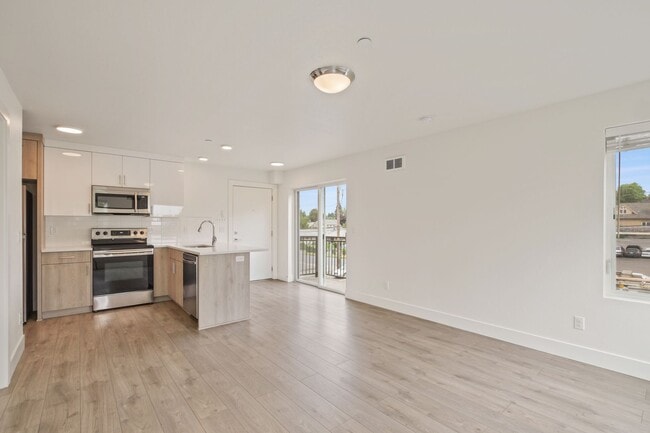 Building Photo - Sunnyside 12 Apartments