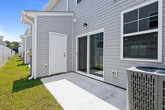Building Photo - Coastal Townhouse For Rent!