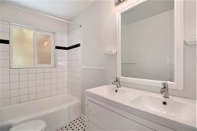 Building Photo - Single-Family 4 Bedroom 2 Bathroom Home in Englewood