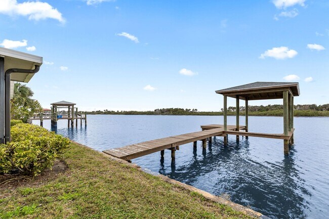 Building Photo - Riverfront Home in Ormond Beachside!
