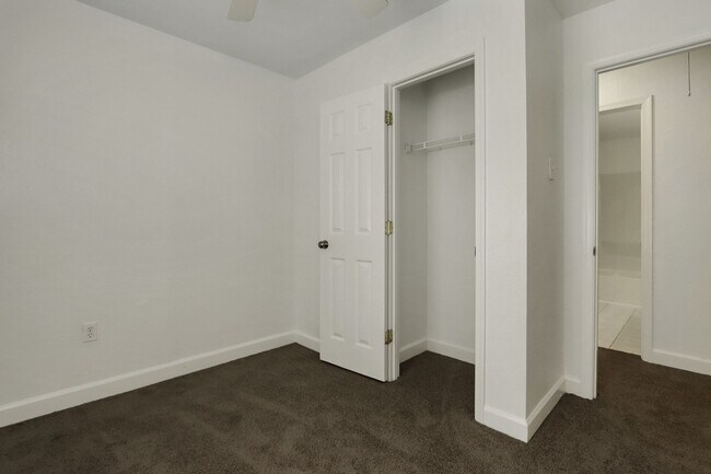 Building Photo - 1914 Somerville Dr