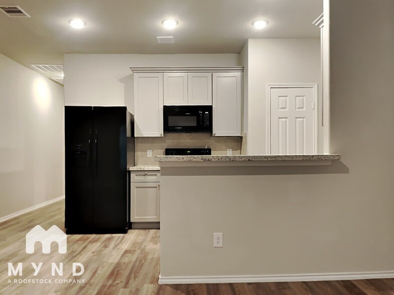 Building Photo - 413 E Avenue G