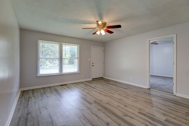 Building Photo - 204 Bob White Dr