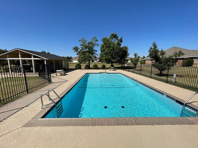Building Photo - 3 br, 2 bath House - 400 N Willowood Drive