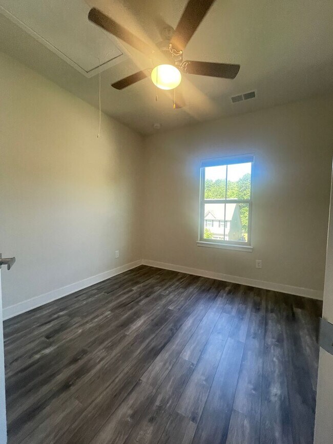 Building Photo - Luxury 3BR Townhome in Langtree- Modern Finishes & Prime Location!