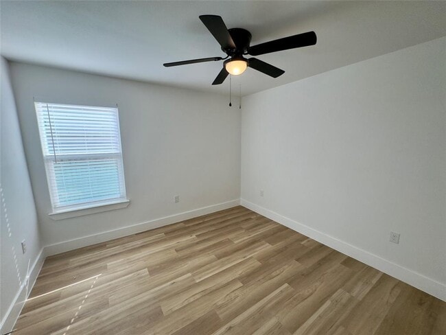 Building Photo - 715 E Live Oak St