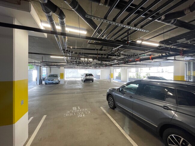 Parking - 846 S Mariposa Ave