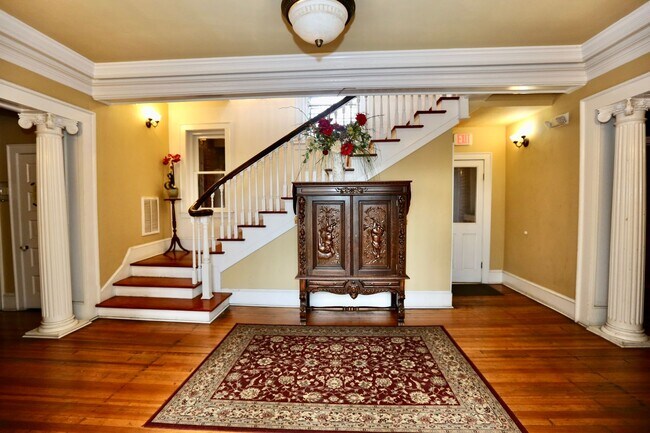Building Photo - Amazing Garden-Style Condo Available 08-11-26! Vintage Building - All Appliances Convey!