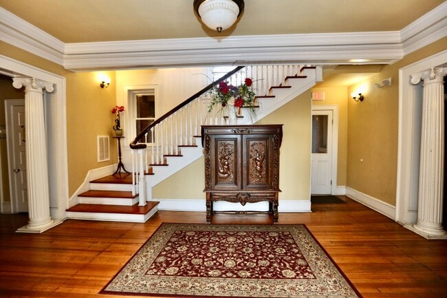 Building Photo - Amazing Garden-Style Condo Available NOW! ...