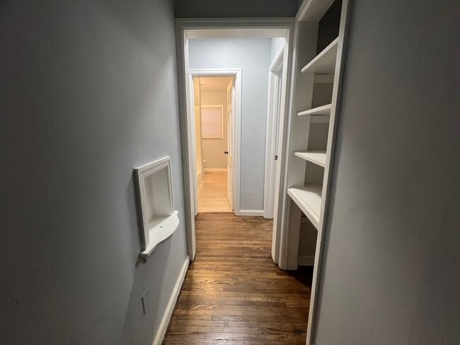 Building Photo - Gorgeous Fully Renovated 4 bedroom 1 bath ...