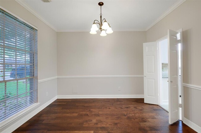Building Photo - 1908 Oak Hollow Dr W