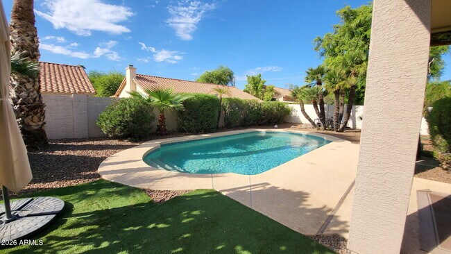 Building Photo - 453 W Larona Ln