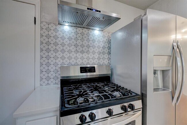 Building Photo - 2433 Gladstone Terrace