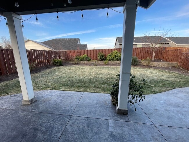 Building Photo - Available Now!  Newer Home in Desirable Neighborhood.
