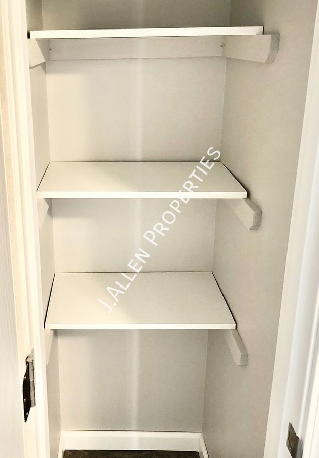 Building Photo - 1900 Parker Cir