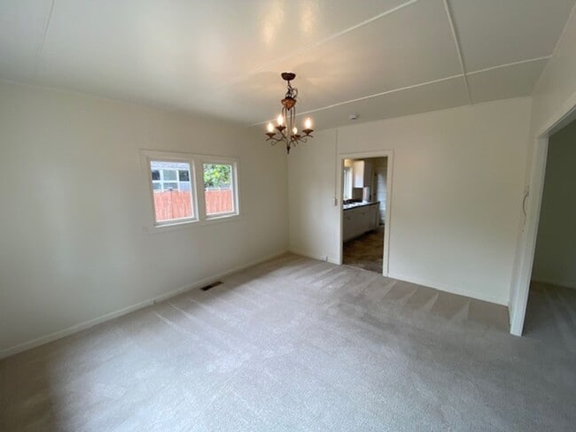 Building Photo - 17 Mile Drive Cottage!