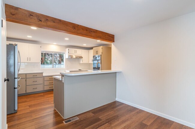 Building Photo - Huge Kitchen, 1000 sq ft Shop/Garage, Remodeled 3 bedroom