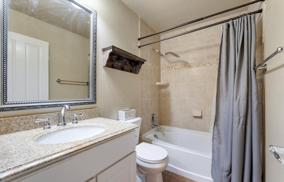 Building Photo - 5248 Columbia Dr
