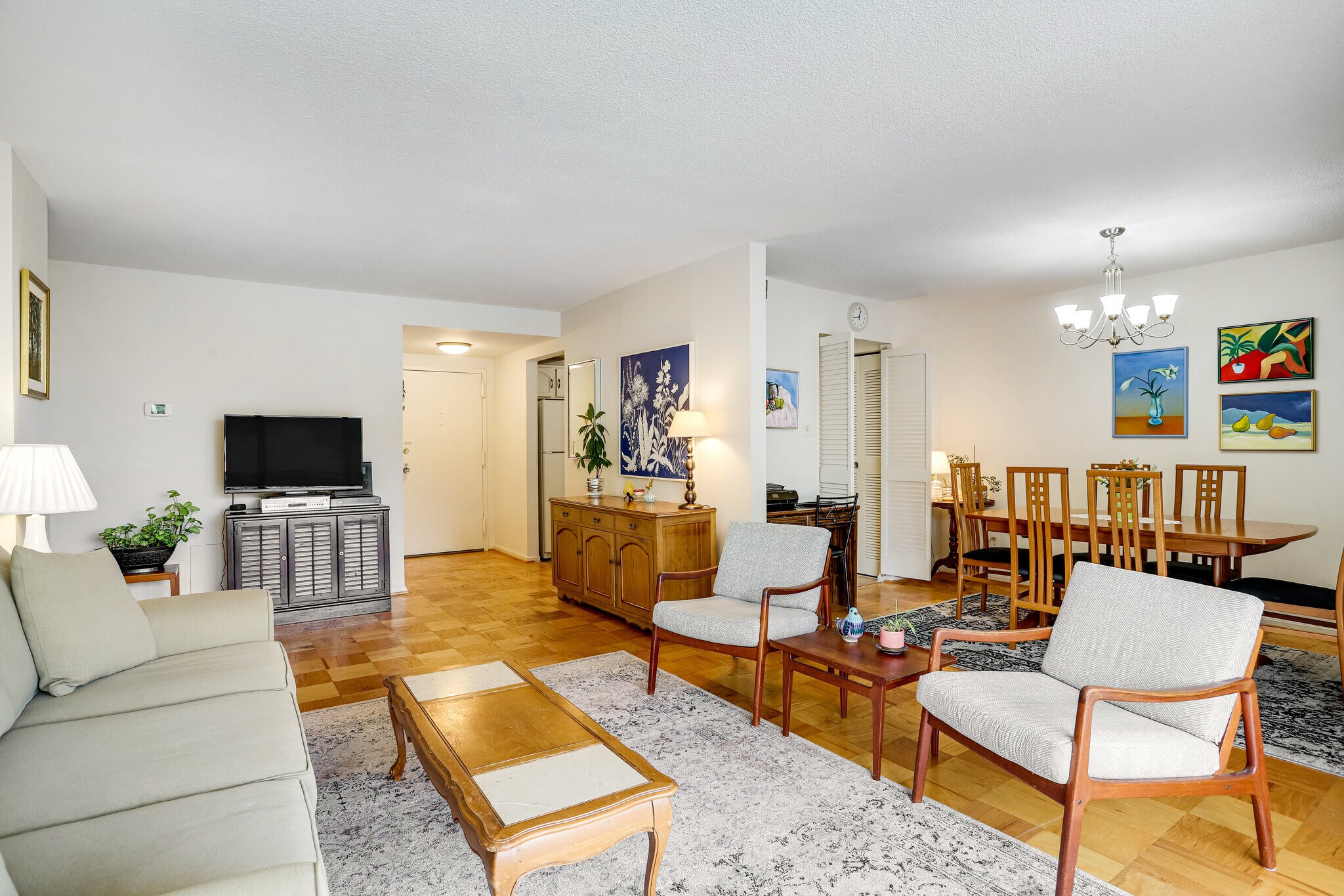 Spacious & bright living area leading to balcony - 118 Monroe St