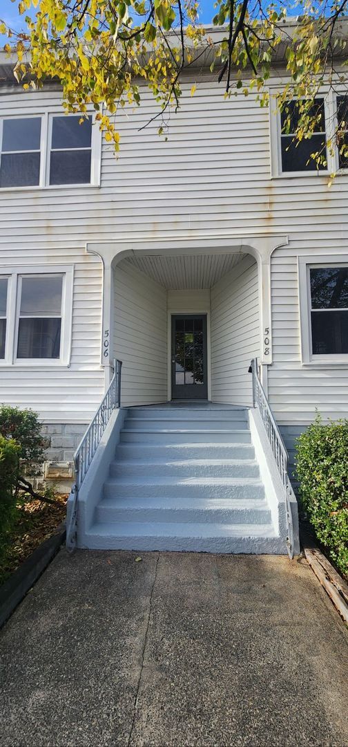 Building Photo - Newly Renovated 3 bedroom/1 bath Apartment!