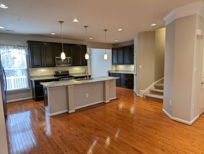 Building Photo - Gorgeous 3 level townhouse in North Potoma...
