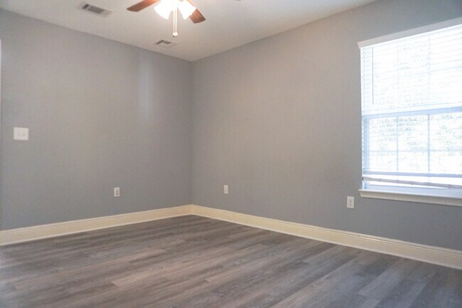 Building Photo - 321 Apple Dr