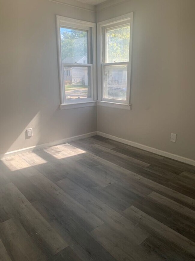 Building Photo - Newly renovated 2 bedroom home just for you