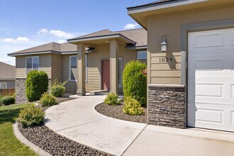 Building Photo - Beautiful Home Close to I82 and Desert Hills Middle School