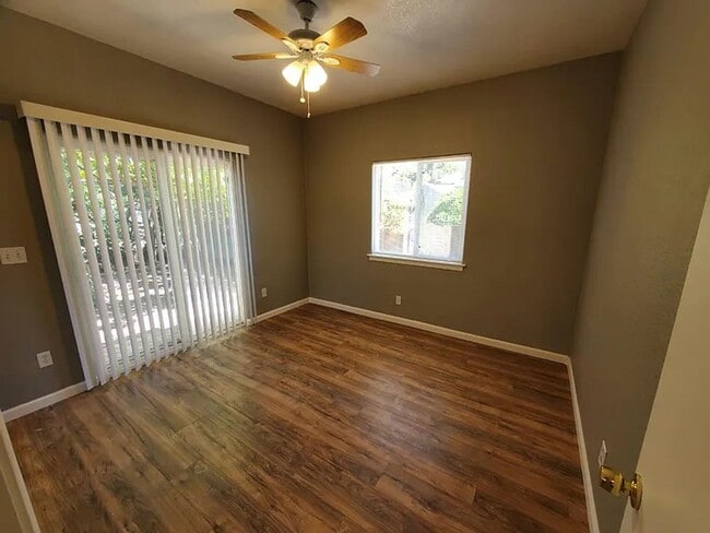 Building Photo - Charming duplex available Oct 15th.