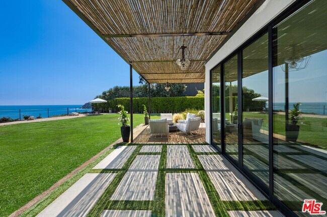 Building Photo - 28926 Cliffside Dr