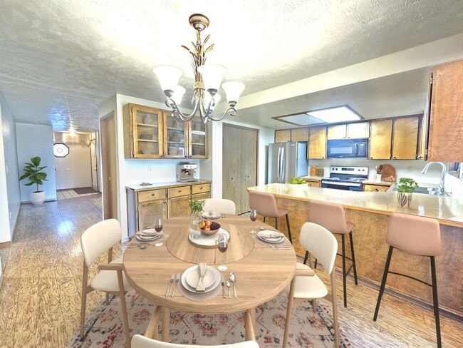 Building Photo - 6902 N Old Fort Dr