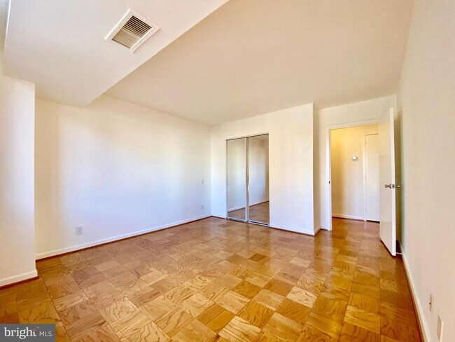 Building Photo - 3800 Fairfax Dr