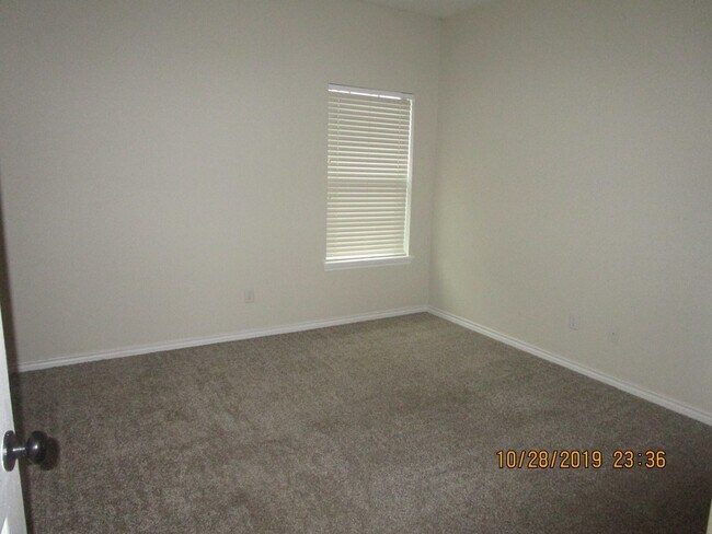 Building Photo - College Station - Spacious 3 bedroom/ 3 bath duplex off Graham Rd