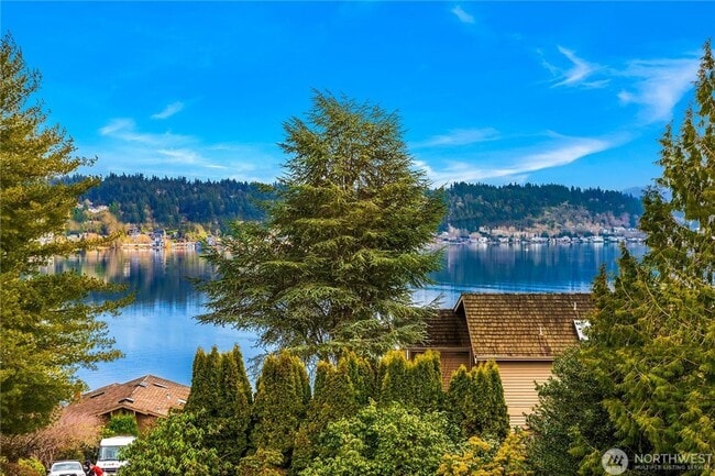 Building Photo - Beautiful Bellevue home with a View!