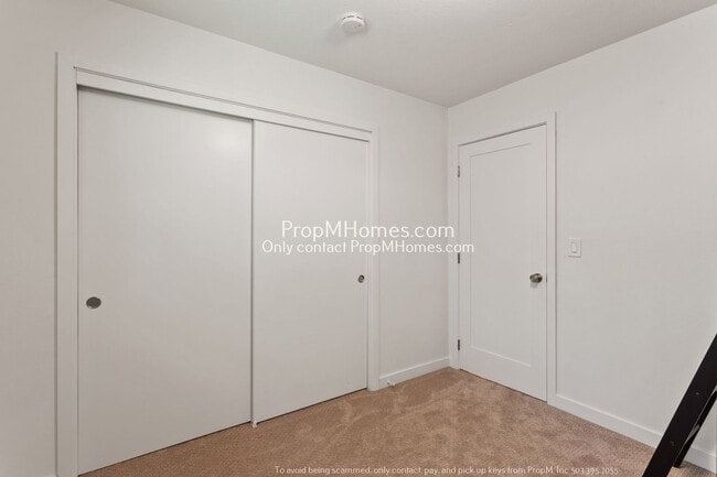 Building Photo - Mid-Century Modern Three Bedroom in Happy Valley!