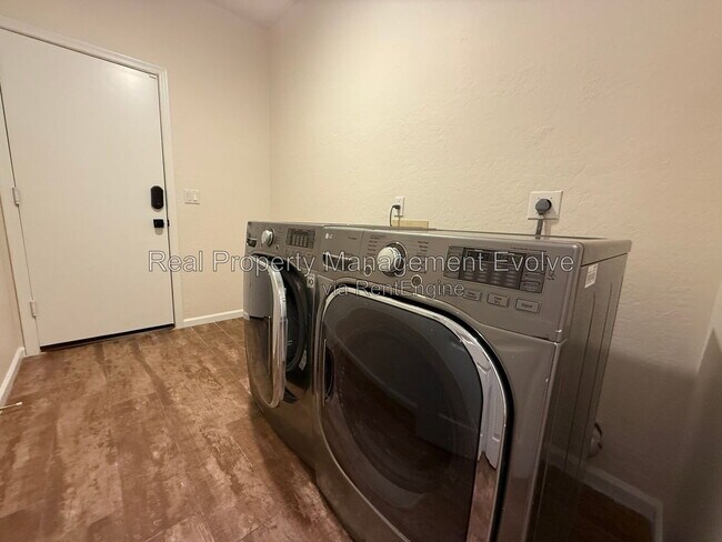 Building Photo - 1234 W Remington Dr