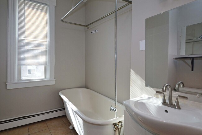 Building Photo - Move in Special! Updated Studio Unit - Available Now!