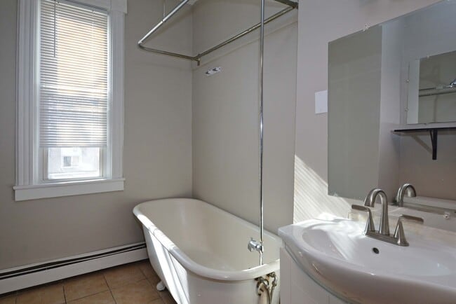 Building Photo - Updated Studio Unit - Available Now!