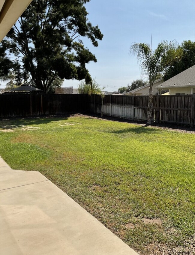 Building Photo - 1077 W Saffron St
