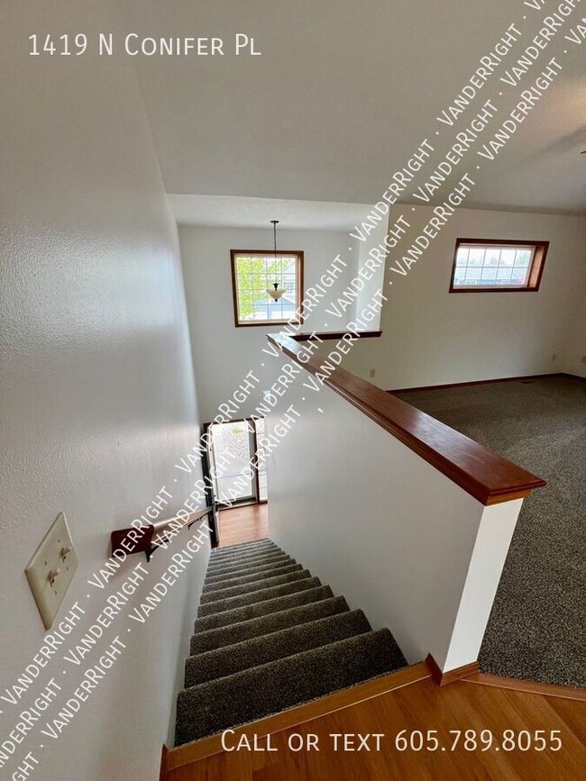Building Photo - 1419 N Conifer Pl