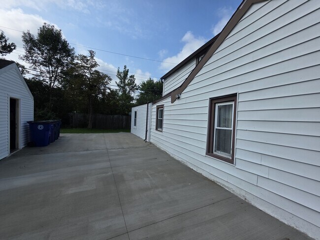 Building Photo - 347 Homecrest Dr