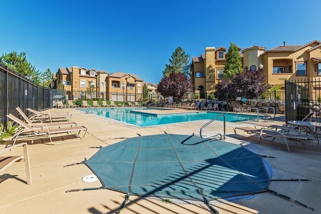 Building Photo - One bedroom condo with bonus space/loft, community pool and gym. Pets welcome!